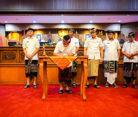 Bupati Badung I Wayan Adi Arnawa menandatangani nota kesepakatan Perubahan KUA-PPAS 2026 di Rapat Paripurna DPRD Badung.