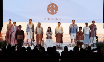 Ketua Dekranasda Provinsi Bali Ny. Putri Suastini Koster bersama Ketua Dekranasda Kota Denpasar Ny. Antari Jaya Negara pada Fashion Road Show Goes to Denpasar di Gedung Dharma Negara Alaya.