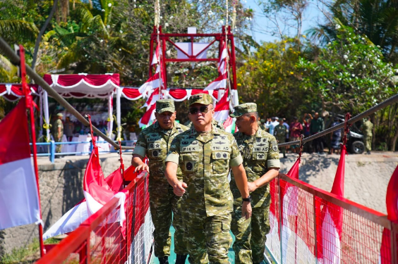 Pangdam IX/Udayana Mayjen TNI Piek Budyakto meresmikan Jembatan Garuda yang menghubungkan Desa Lokapaksa dan Desa Ringdikit, Buleleng.