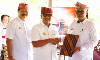 Bupati Tabanan I Komang Gede Sanjaya melantik Direktur BLUD Taman Budaya di Wantilan Singasana RJ Bupati.