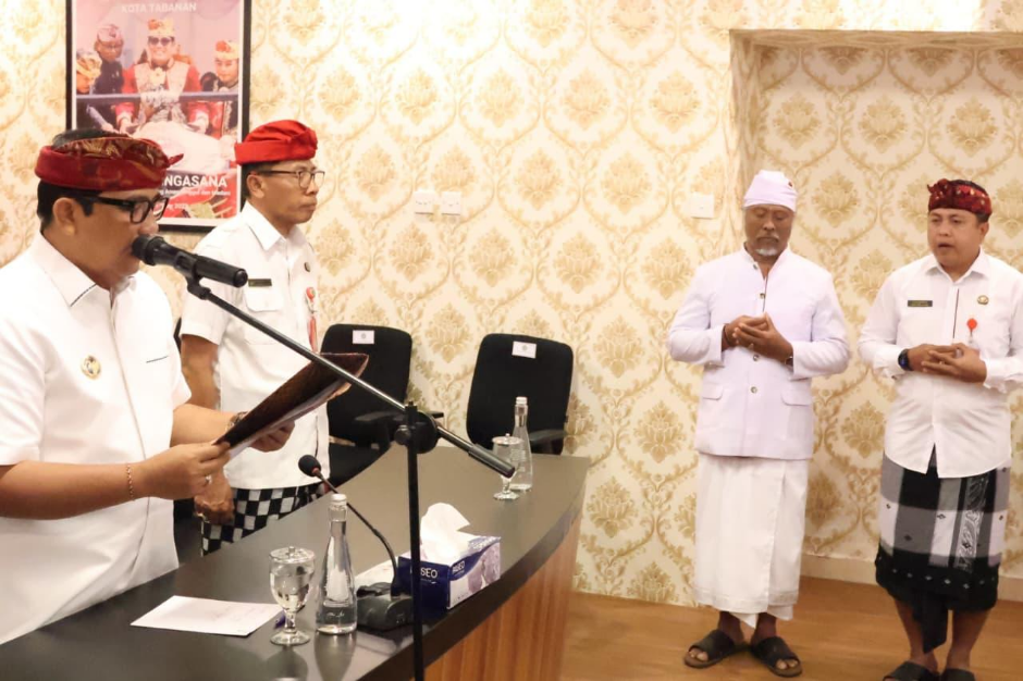 Bupati Tabanan I Komang Gede Sanjaya melantik 61 pejabat di lingkungan Pemkab Tabanan di Tabanan Command Center.