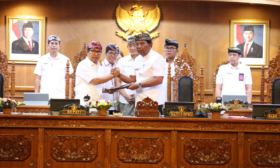 Ketua DPRD Badung I Gusti Anom Gumanti menerima dokumen penjelasan Bupati Badung atas Rancangan Perubahan KUA-PPAS 2026 saat Rapat Paripurna di Ruang Sidang Utama Gosana.
