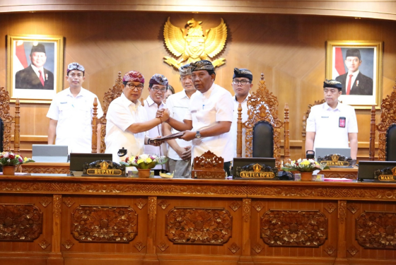 Ketua DPRD Badung I Gusti Anom Gumanti menerima dokumen penjelasan Bupati Badung atas Rancangan Perubahan KUA-PPAS 2026 saat Rapat Paripurna di Ruang Sidang Utama Gosana.