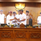 Ketua DPRD Badung I Gusti Anom Gumanti menerima dokumen penjelasan Bupati Badung atas Rancangan Perubahan KUA-PPAS 2026 saat Rapat Paripurna di Ruang Sidang Utama Gosana.