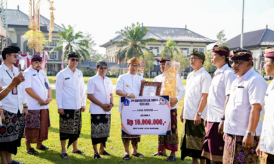 Bupati Badung I Wayan Adi Arnawa menyerahkan hadiah lomba usai menjadi Inspektur Upacara HUT Ke-68 Provinsi Bali di Lapangan Mangupraja Mandala, Puspem Badung.