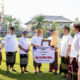 Bupati Badung I Wayan Adi Arnawa menyerahkan hadiah lomba usai menjadi Inspektur Upacara HUT Ke-68 Provinsi Bali di Lapangan Mangupraja Mandala, Puspem Badung.