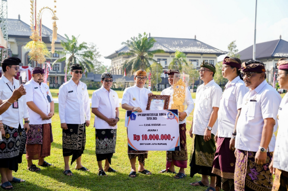 Bupati Badung I Wayan Adi Arnawa menyerahkan hadiah lomba usai menjadi Inspektur Upacara HUT Ke-68 Provinsi Bali di Lapangan Mangupraja Mandala, Puspem Badung.