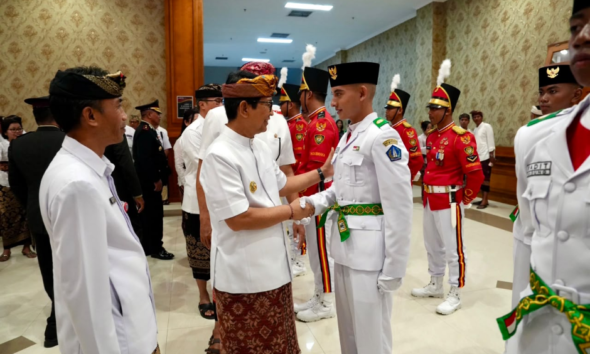 Bupati Badung I Wayan Adi Arnawa mengukuhkan Paskibraka Kabupaten Badung Tahun 2026 di Lobi Utama Balai Budaya Giri Nata Mandala, Puspem Badung.
