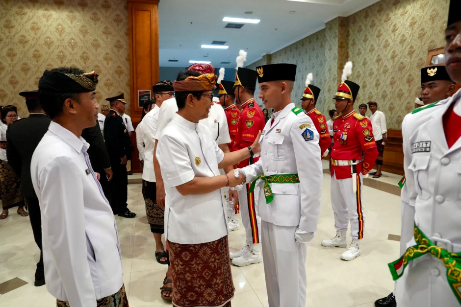 Bupati Badung I Wayan Adi Arnawa mengukuhkan Paskibraka Kabupaten Badung Tahun 2026 di Lobi Utama Balai Budaya Giri Nata Mandala, Puspem Badung.