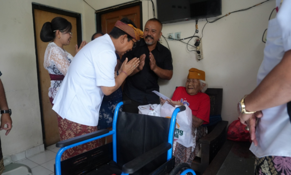 Bupati Badung I Wayan Adi Arnawa bersama Ketua K3S Nyonya Rasniathi Adi Arnawa meninjau warga yang membutuhkan bantuan usai kegiatan Badung Peduli Go to School di SMAN 1 Kuta Utara.