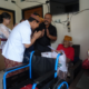 Bupati Badung I Wayan Adi Arnawa bersama Ketua K3S Nyonya Rasniathi Adi Arnawa meninjau warga yang membutuhkan bantuan usai kegiatan Badung Peduli Go to School di SMAN 1 Kuta Utara.
