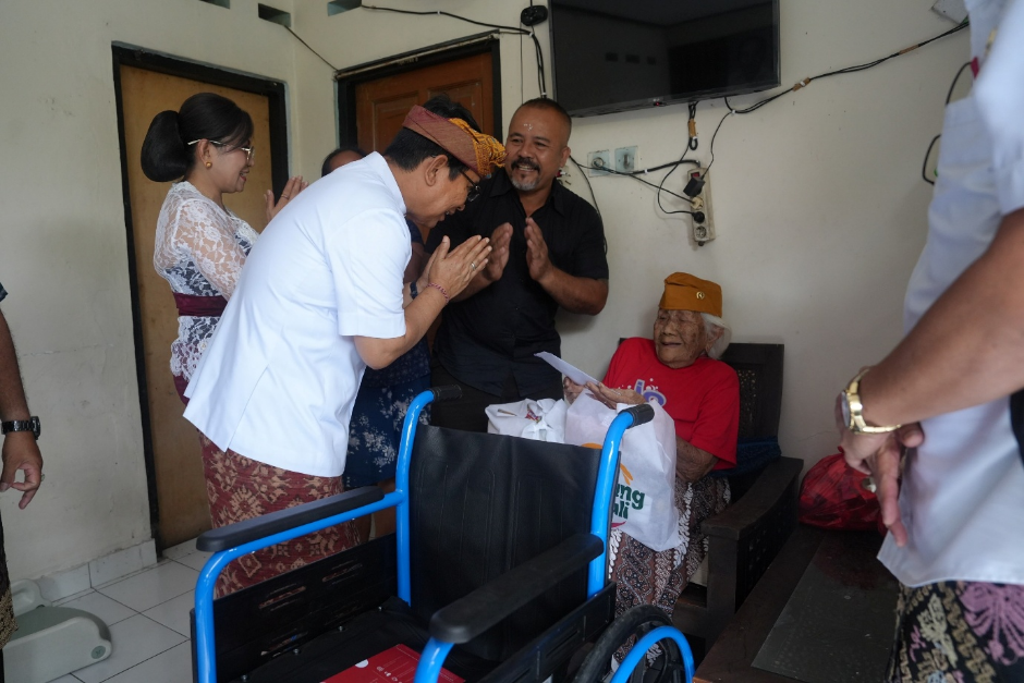 Bupati Badung I Wayan Adi Arnawa bersama Ketua K3S Nyonya Rasniathi Adi Arnawa meninjau warga yang membutuhkan bantuan usai kegiatan Badung Peduli Go to School di SMAN 1 Kuta Utara.