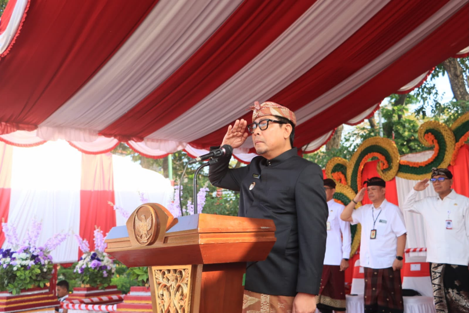 Wakil Walikota Denpasar I Kadek Agus Arya Wibawa memimpin apel upacara bendera memperingati Hari Jadi ke-68 Provinsi Bali di Lapangan Lumintang, Denpasar.