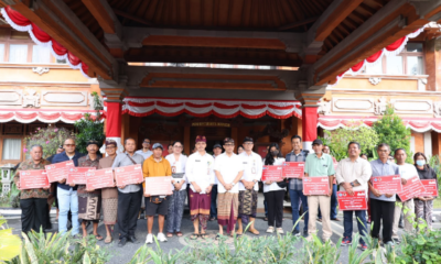 Walikota Denpasar I Gusti Ngurah Jaya Negara menyerahkan secara simbolis bantuan pascabencana kepada perwakilan penerima di lobi Kantor Walikota Denpasar.