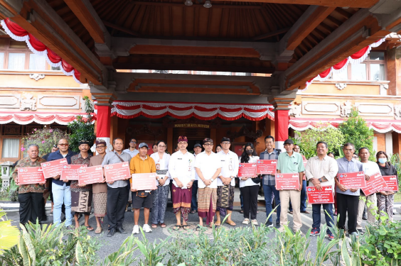 Walikota Denpasar I Gusti Ngurah Jaya Negara menyerahkan secara simbolis bantuan pascabencana kepada perwakilan penerima di lobi Kantor Walikota Denpasar.