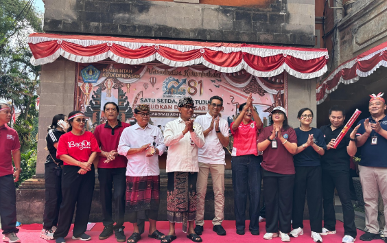 Sekda Kota Denpasar I Gusti Ngurah Eddy Mulya menghadiri perlombaan antar-OPD menyemarakkan HUT Ke-81 RI di halaman Kantor Walikota Denpasar.