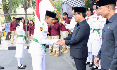 Wakil Walikota Denpasar I Kadek Agus Arya Wibawa mengukuhkan Paskibraka Kota Denpasar di halaman depan Gedung Dharma Negara Alaya.