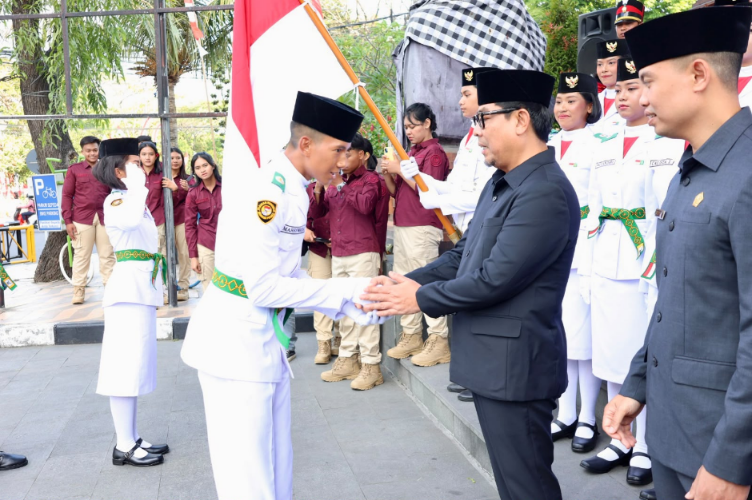 Wakil Walikota Denpasar I Kadek Agus Arya Wibawa mengukuhkan Paskibraka Kota Denpasar di halaman depan Gedung Dharma Negara Alaya.