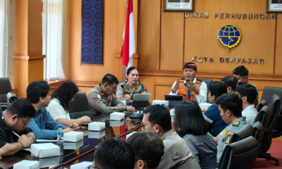 Dinas Perhubungan Kota Denpasar bersama Tim Forum LLAJ menggelar rapat evaluasi manajemen rekayasa lalu lintas di kawasan Living World, Jalan Gatot Subroto.