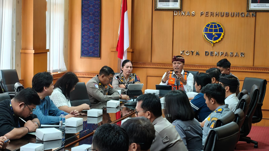 Dinas Perhubungan Kota Denpasar bersama Tim Forum LLAJ menggelar rapat evaluasi manajemen rekayasa lalu lintas di kawasan Living World, Jalan Gatot Subroto.