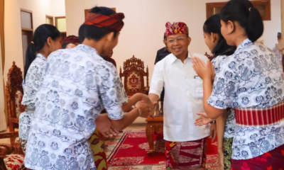 Gubernur Bali Wayan Koster menerima audiensi siswa SMK Negeri 1 Amlapura di Jayasabha, Denpasar.
