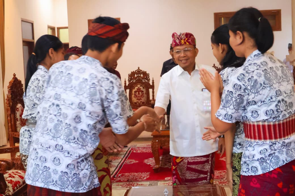 Gubernur Bali Wayan Koster menerima audiensi siswa SMK Negeri 1 Amlapura di Jayasabha, Denpasar.