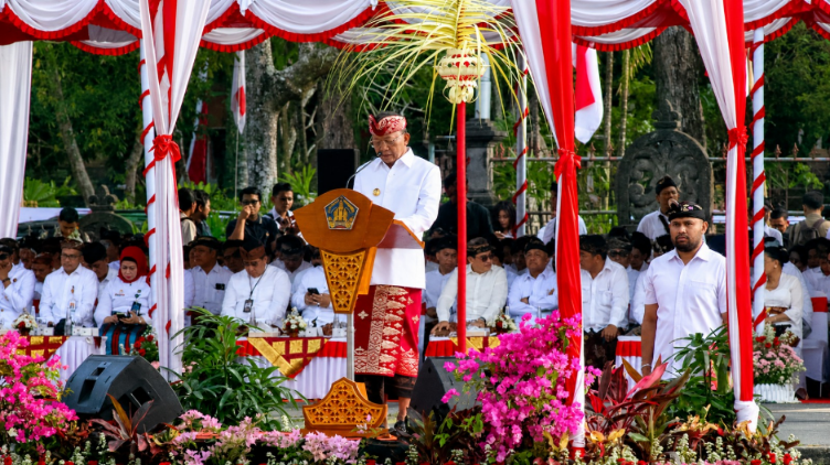 Gubernur Bali Wayan Koster membacakan pidato Peringatan Hari Jadi ke-68 Provinsi Bali di Lapangan Niti Mandala Renon, Denpasar.