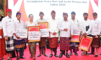Sekretaris Daerah Provinsi Bali Dewa Made Indra menyerahkan penghargaan kepada pemenang lomba dalam rangkaian Hari Jadi ke-68 Provinsi Bali di Gedung Wiswa Sabha Utama, Kantor Gubernur