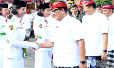 Bupati Tabanan I Komang Gede Sanjaya mengukuhkan Paskibraka usai bertindak sebagai Inspektur Upacara Hari Jadi ke-68 Provinsi Bali di Halaman Depan Kantor Bupati Tabanan.