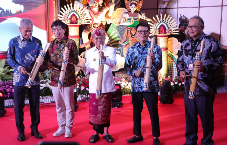 Gubernur Bali Wayan Koster menghadiri kegiatan kolaborasi AI for Education bersama Telkomsel dan Gasing Academy di Gedung Wiswasabha Utama, Kantor Gubernur Bali.
