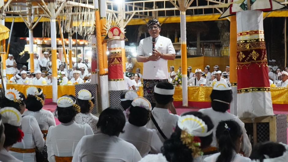 Wakil Gubernur Bali I Nyoman Giri Prasta menghadiri Karya Agung di Pura Desa lan Pura Puseh Adat Adnyasari, Desa Adat Ekasari, Jembrana.