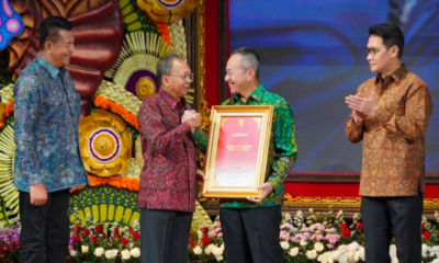 Pangdam IX/Udayana Mayjen TNI Piek Budyakto menerima Penghargaan Kerthi Bali Sewaka Nugraha dari Pemerintah Provinsi Bali.