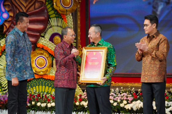 Pangdam IX/Udayana Mayjen TNI Piek Budyakto menerima Penghargaan Kerthi Bali Sewaka Nugraha dari Pemerintah Provinsi Bali.