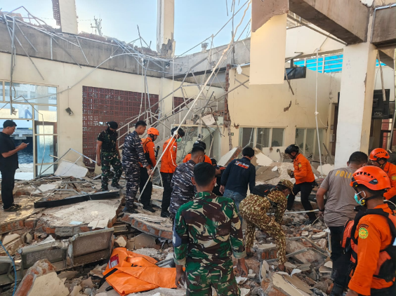 Personel Kodam IX/Udayana memantau situasi pascagempa Magnitudo 7,7 yang mengguncang wilayah Mbay, Nagekeo, NTT.