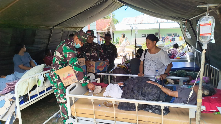 Prajurit Kodim 1603/Sikka membantu evakuasi pasien RSUD TC Hillers Maumere pascagempa Magnitudo 7,7 di NTT.