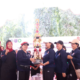 Ketua Umum BKOW Provinsi Bali Ny. Seniasih Giri Prasta menyerahkan piala bergilir kepada GOW Kabupaten Tabanan di Lapangan Niti Mandala Renon, Denpasar.