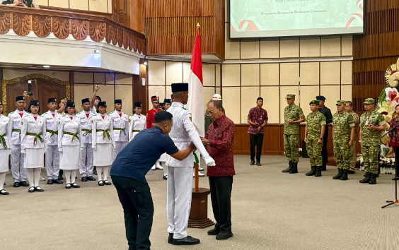 Gubernur Bali Wayan Koster mengukuhkan 72 anggota Paskibraka Provinsi Bali Tahun 2026 di Gedung Wiswasabha Utama, Denpasar.