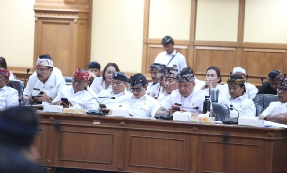 Banggar DPRD Kabupaten Badung memberi catatan strategis dalam pembahasan KUA-PPAS 2027 bersama TAPD di Ruang Rapat Madya Gosana, Sekretariat DPRD Badung.