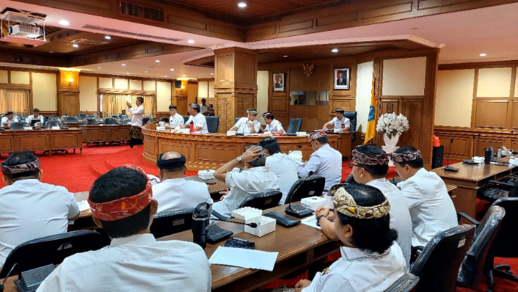 Rapat Kerja Badan Anggaran DPRD Kabupaten Badung bersama TAPD Badung membahas Rancangan Perubahan KUA-PPAS Tahun Anggaran 2026 di Ruang Rapat Madya Gosana.