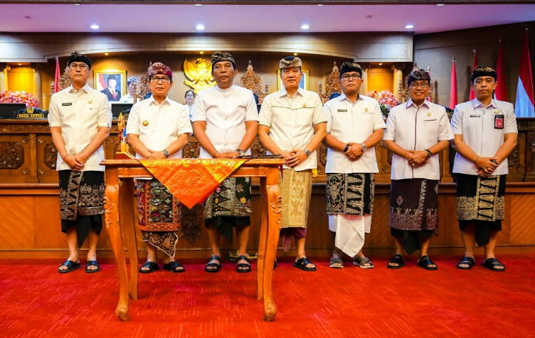 Ketua DPRD Badung Anom Gumanti dan Bupati Badung Adi Arnawa menandatangani Nota Kesepakatan KUA-PPAS Perubahan 2026 di Ruang Sidang Utama Gosana.