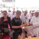Walikota Denpasar I Gusti Ngurah Jaya Negara bersama masyarakat menghadiri puncak Upacara Karya Atma Wedana Desa Adat Padangsambian di Jalan Tukad Buana.
