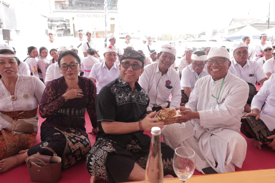 Walikota Denpasar I Gusti Ngurah Jaya Negara bersama masyarakat menghadiri puncak Upacara Karya Atma Wedana Desa Adat Padangsambian di Jalan Tukad Buana.