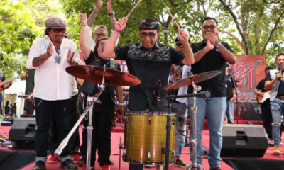 Walikota Denpasar IGN Jaya Negara memukul drum menandai dibukanya Rock Kemerdekaan Denpasar Happy di Lapangan Puputan Badung I Gusti Ngurah Made Agung.