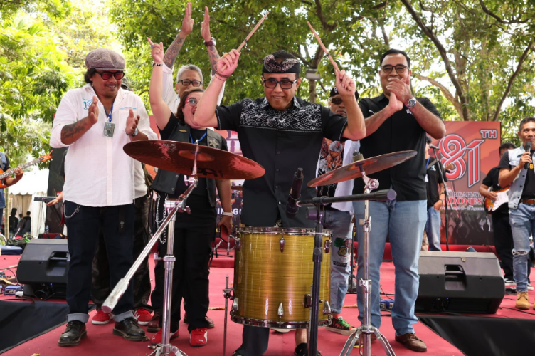 Walikota Denpasar IGN Jaya Negara memukul drum menandai dibukanya Rock Kemerdekaan Denpasar Happy di Lapangan Puputan Badung I Gusti Ngurah Made Agung.