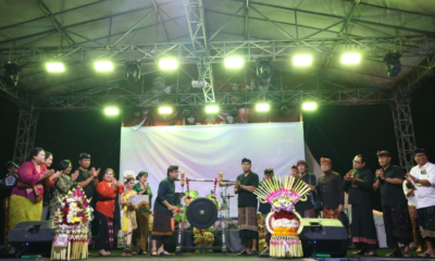 Wakil Walikota Denpasar Arya Wibawa membuka Sesetan Festival 2026 dengan pemukulan gong di Lapangan Pameran Sesetan.
