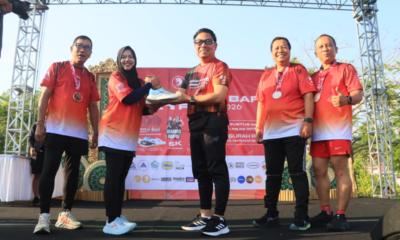 Wakil Walikota Denpasar Arya Wibawa didampingi Sekda Eddy Mulya dan Ketua GOW Ny. Ayu Kristi Arya Wibawa dalam kegiatan Berkibar Run 2026 di Tahura Ngurah Rai.