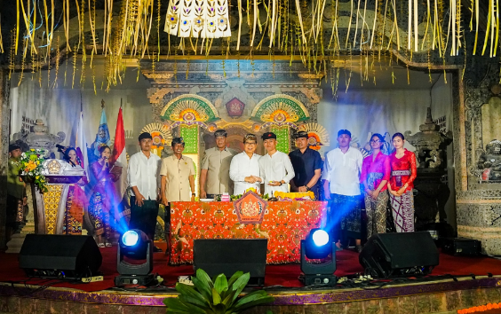 Bupati Badung I Wayan Adi Arnawa menghadiri puncak perayaan HUT Ke-3 STT Bhineka Abisatya di Gedung Serba Guna Neka Wiguna Mandala, Banjar Tuka, Dalung.