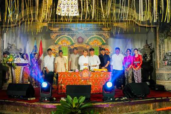 Bupati Badung I Wayan Adi Arnawa menghadiri puncak perayaan HUT Ke-3 STT Bhineka Abisatya di Gedung Serba Guna Neka Wiguna Mandala, Banjar Tuka, Dalung.
