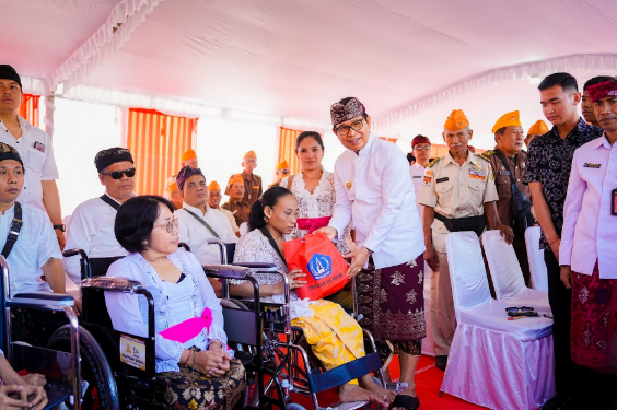 Bupati Badung Adi Arnawa menyerahkan bingkisan tali kasih kepada perwakilan LVRI dan penyandang disabilitas usai Upacara HUT Ke-81 Kemerdekaan RI di Lapangan Puspem Badung.