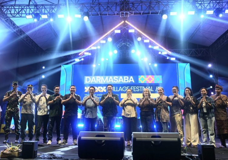 Bupati Badung Adi Arnawa menutup rangkaian kegiatan Darmasaba Village Festival III di Lapangan Umum Desa Darmasaba, Kecamatan Abiansemal.
